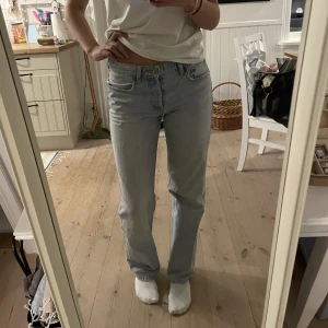 Zara jeans - Jeans från zara! Jag är 170cm lång och de går precis ner till mina fötter. 