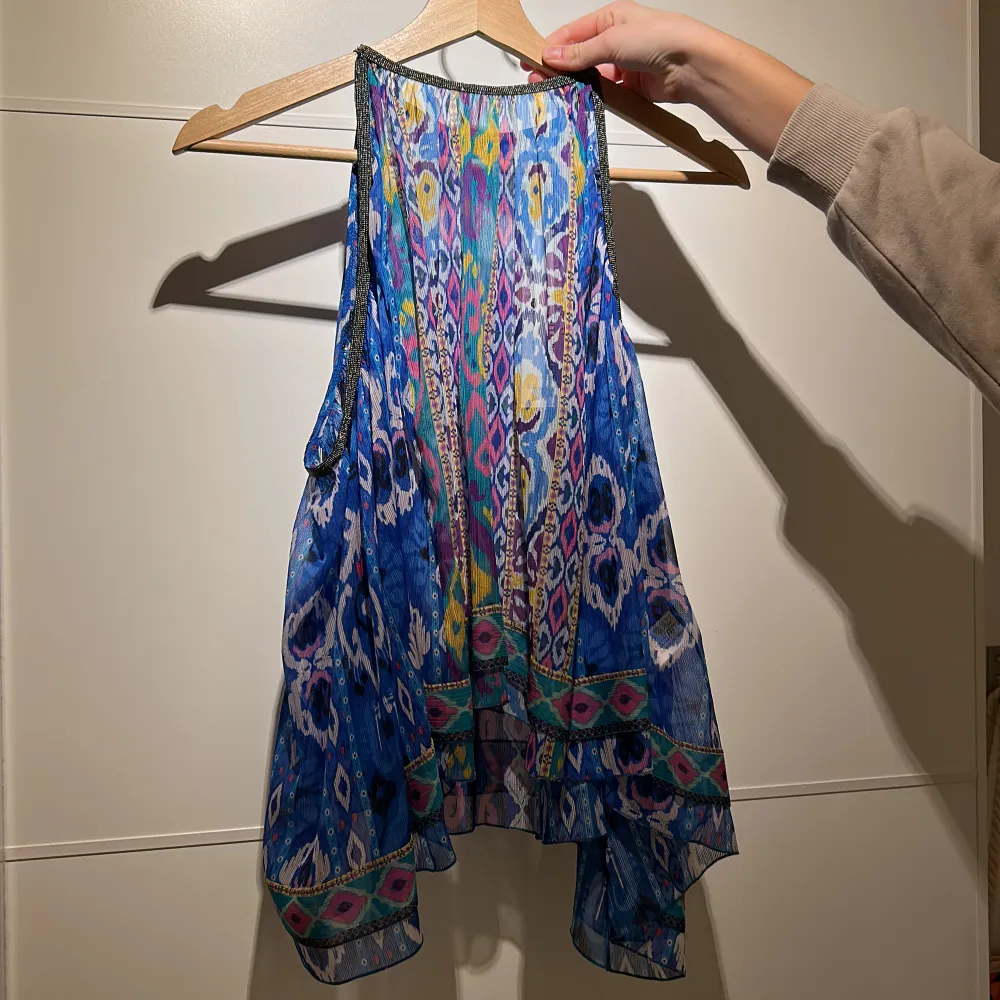 Jättefint set från Zara, aldrig använd och lappar finns kvar på tröjan! ( kjolen är ej använd heller ) Köpt antingen  150/styck eller 300 för båda!!💕Kjol är M ( går att spänna åt! ) tröjan är S. Blusar.