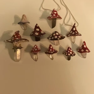 Dekorationssvampar - Dessa är tåliga och jättefina! Äkta kristaller som fot. Bilderna ser dock lite ledsna ut, de är mer färgstarka i verkligheten. Jag tar även beställningar, skriv i så fall: Storlek, kristall och svamp ni önskar. Största: 150 Stora: 75 - 50 Små: 50 - 40