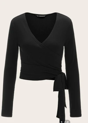 Topp/tröja  - Har denna toppen från shein i färgen svart och rosa i samma model(för bilder är det bara att fråga) säljer båda för 100kr en för 60. jättebra skick +fri frakt 