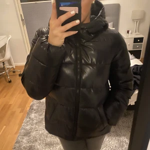 Glansig vinterjacka - Säljer denna fina vinterjackan från United Colors of Benetton i strl 34, skulle säga att den är rätt stor i storlek. Fint skick, köpt förra vintern, inga defekter. 450kr+frakt🩷 