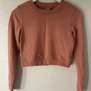 Croppad sweatshirt  - Rosa croppad sweatshirt från HM, strl XS. 