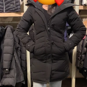 Canada gosse jacka som ny  - Köpt för något år sedan, väldigt bra skick. St xs men passar st Xxs och st S. Skickar gärna fler bilder. säljer för 5000 kr. Kvitto finns🥰