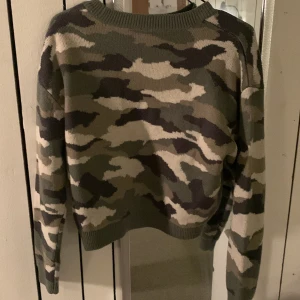 Stickad tröja - Stickad tröja med kamouflage-mönster. Nyskick och suuupermysig insida