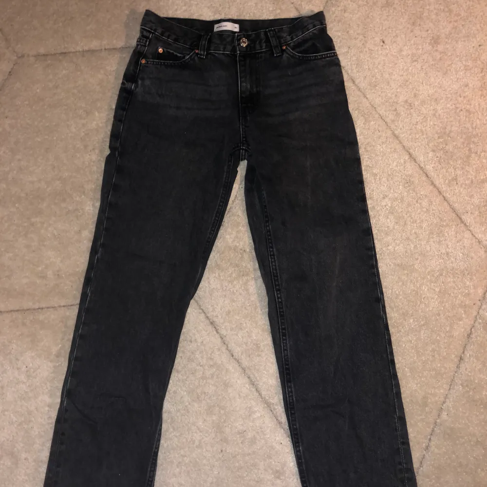 Mörka grå jeans ifrån Gina Tricot i storlek 34. Byxorna är i petite modell och alltså lite kortare i benen. Lagom längd på mig som är 158cm. Endast använda 3/4 gånger då jag tycker de känns lite för stora. Fint skick.. Jeans & Byxor.