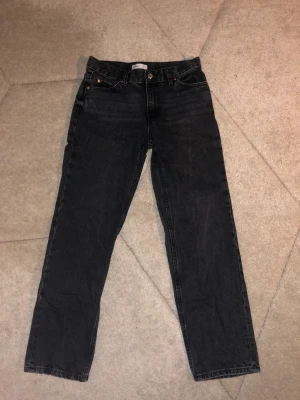 Mörkgrå jeans - Mörka grå jeans ifrån Gina Tricot i storlek 34. Byxorna är i petite modell och alltså lite kortare i benen. Lagom längd på mig som är 158cm. Endast använda 3/4 gånger då jag tycker de känns lite för stora. Fint skick.