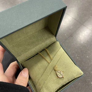 Maria nilsdotter halsband - Säljer ”Queen of chaos” halsband i väldigt bra skick - Nypris 2995kr❤️ Pris kan diskuteras.