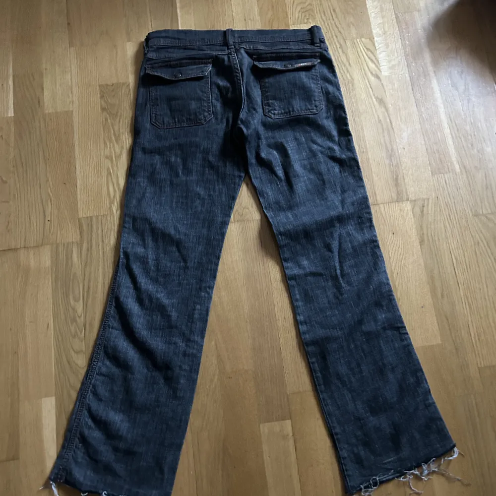 Gråaktiga Jeans me utsvängda ben och röd/orangea sömmar från zoul, väldigt fin passform och väldigt bra matrial tjockt jeanstyg:) priset kan diskuteras. Jeans & Byxor.