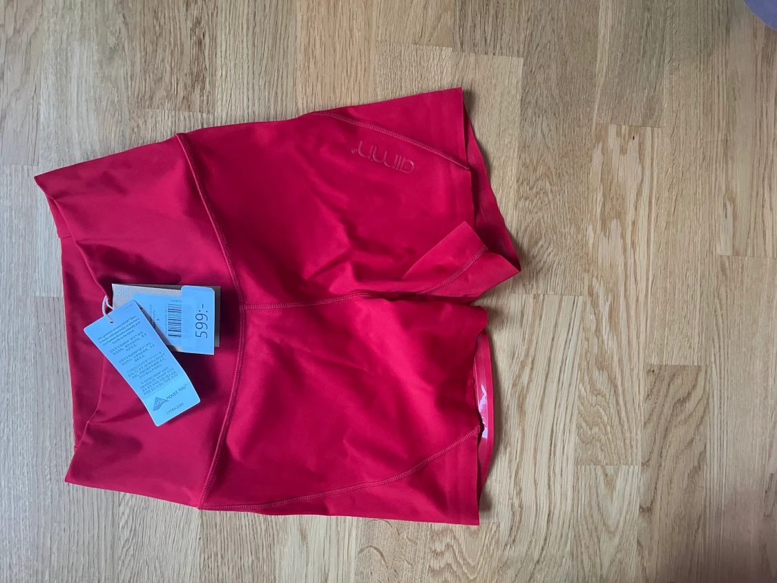 Röda träningshorts (nya)