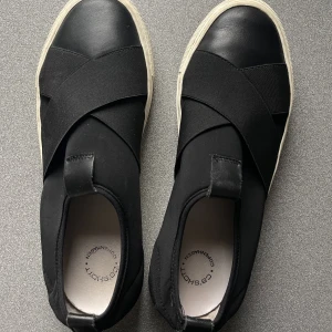 Svarta skor - Fina sneakers från CA shott copenhagen. Fint skick. Skinn och tyg material. 