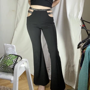 Byxor med cutout - Byxor i polyester med cutouts och strass.   Skicka DM vid frågor. ☆．。･