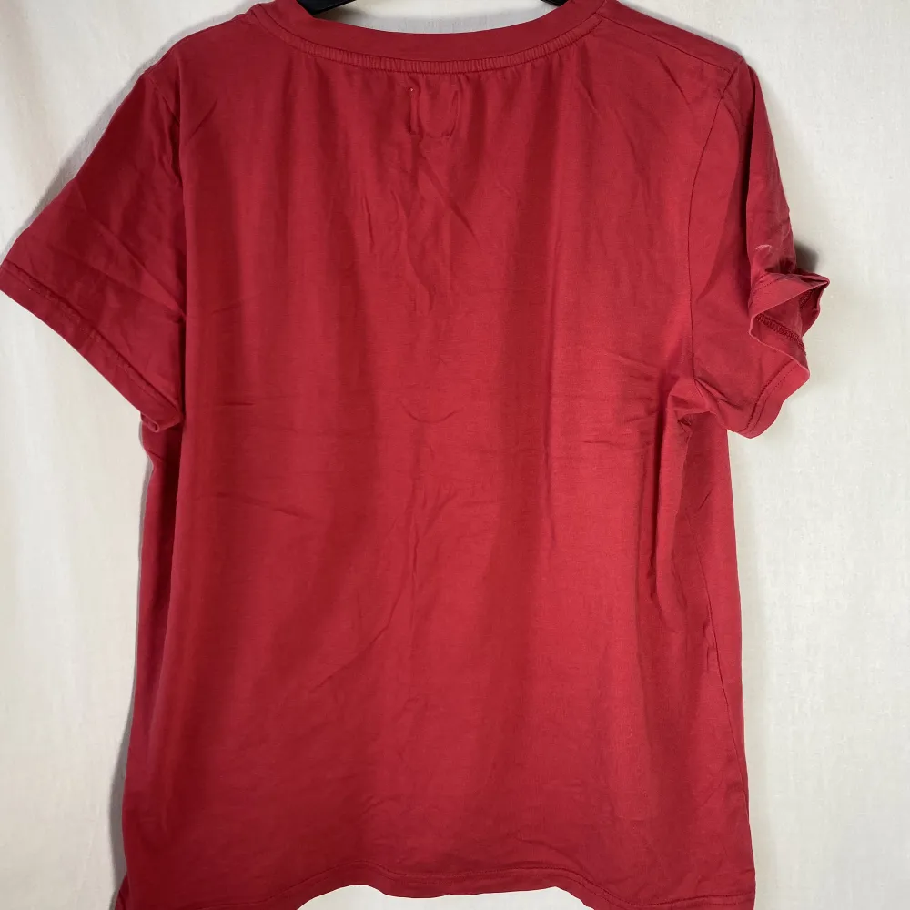 Röd t-shirt med guldtryck. Längd: 41cm   Skicka DM vid frågor. ☆．。･. T-shirts.