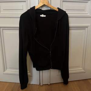 Asnice svart zip hoodie med luva från HM, jättefint material, typ perfekt skick🦍
