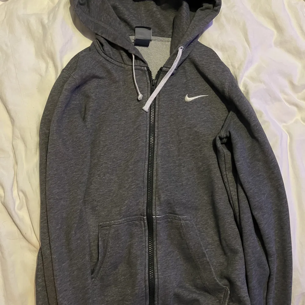 Fin Nike hoodie i strl m, bra skick men kommer tyvärr inte till användning🥰. Hoodies.