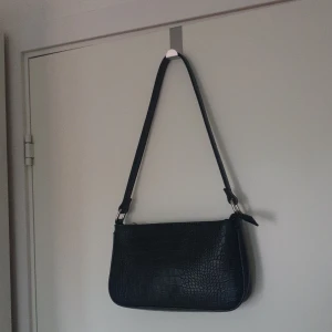 H&M väska - Liten axelremsväska med krokodilskinns tryck