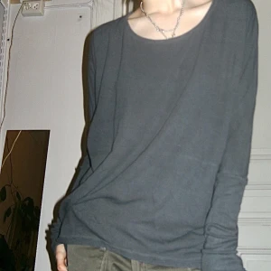 Grå långärmad  - Jätteskön grå oversized långärmad. 100% bomull. Köpt second hand men bra skick. Skriv för mått. Priset kan diskuteras. Köparen står för frakten men kan även mötas upp på Södermalm i Stockholm. 