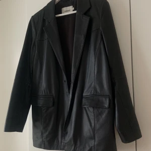Deadwood Läderblazer - Brooke Leather blazer från Deadwood i storlek 36. 100% lamskinn. Oversized fit. Orginalpris 3600kr  I väldigt bra skick. Har en liten liten ljus fläck på framsidan 