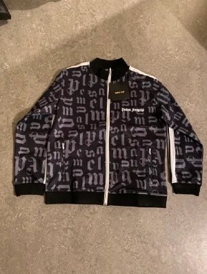 Palm angels tröja  - Säljer helt ny Palm angels tröja tag och påse kommer med pris kan diskuteras vid snabb affär.