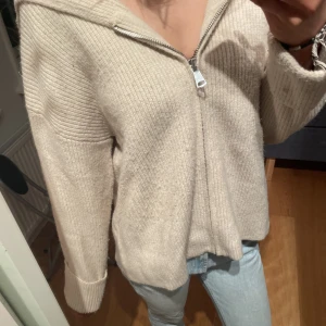 Zara kofta - Super varm och gosig tröja från zara. Säljer för att den inte kommer till användning. Köpte för 600kr. 💕