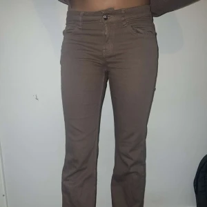 Lågmidjade Flare jeans  - Säljer dessa trendiga, Lågmidjade och super fina byxor i storlek 36/S. Säljer dessa då jag inte har någon användning av dom❣️ Jeansen är bruna och i modellen Flare/Lowaist🥰Byxorna är i gott skick och har inga skador på sig, står inte för frakt❣️