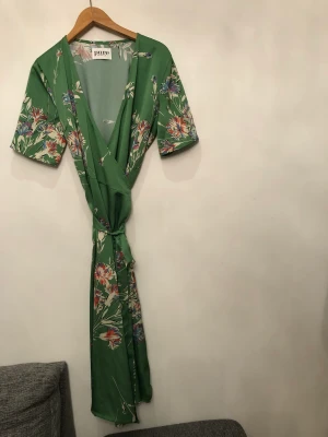 Omlottklänninge  - Klänning i mycket bra skick 