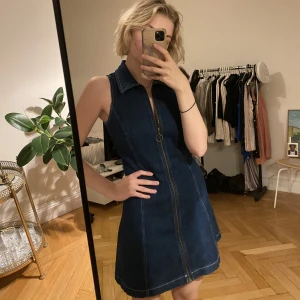 Jeans klänning - Söt lite Ganni vibe jeans klänning med kedja hela vägen! 