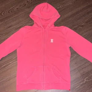 Espirit hoodie - Jättefin rose hoodie från märket espirit. Storlek står inte men passar på xs,s och m. Inga defekter alls. Använd en gång.
