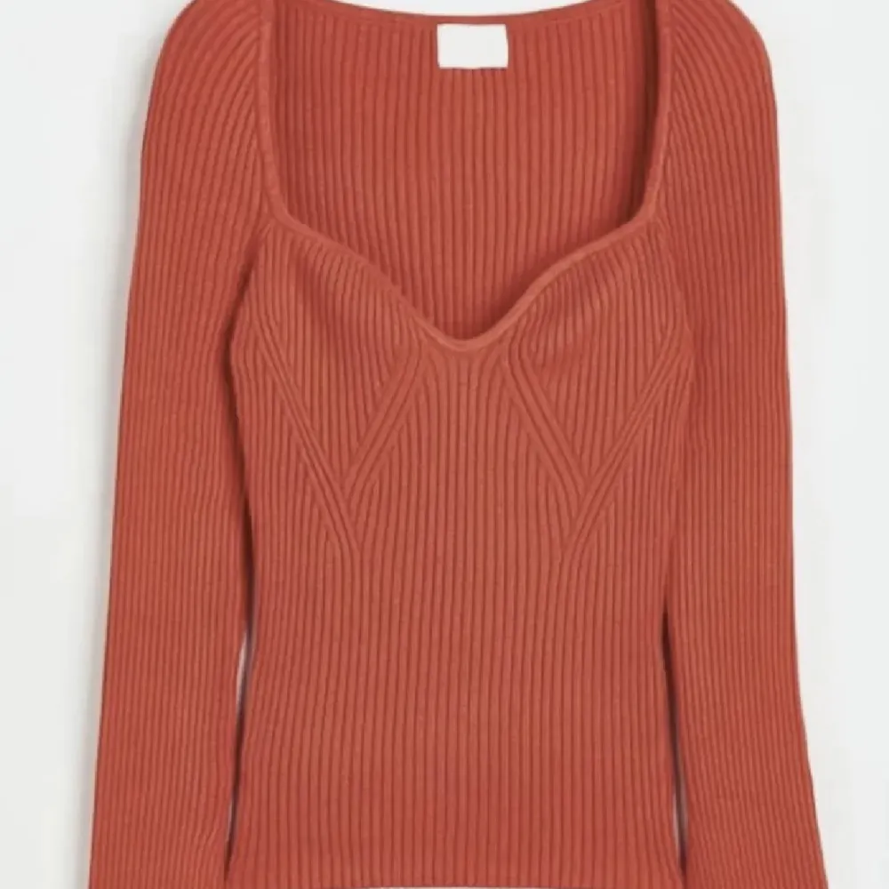 Röd/orange tröja från hm i storlek M. Köpt secondhand och var för stor på mig. Annars är det inget fel på den!. Tröjor & Koftor.