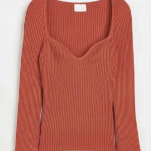 Röd/orange tröja från hm i storlek M. Köpt secondhand och var för stor på mig. Annars är det inget fel på den!