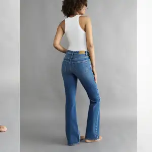 Jätte snygga blåa midwaist bootcut jeans.  Säljer då dom är för stora i midjan. Sitter perfekt på mig i längden (är ca 165)❣️❣️Orginalpris 499kr