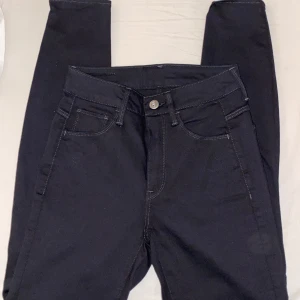 G-star  - Högmidjade blåsvarta skinny jeans från G-star. Oanvända. 
