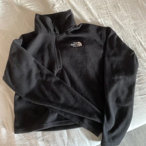Tröja - Snygg croppad tröja från The North Face i storlek S 🤍 endast använd ett par gånger 🤍