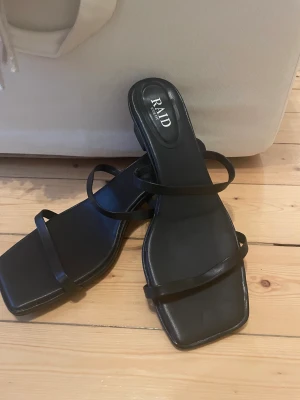 Klackskor - Helt nya!! Aldrig använda klackskor beställa från ASOS, wide fit i storlek 42 🌟