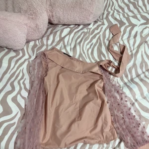 Söt tröja från SHEIN - Elegant mn ändå söt blus, sann till storlek, fin och lugn färg, man kan ha den på alla årstider, den är enkel men ändå chick, tog på mig den 2 gången. 