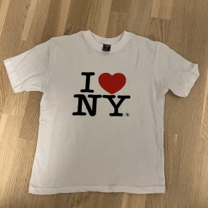 I love New York tshirt  - Säljer denna I LOVE NEW YORK t shirten som jag köpte i nån gift shop i nyc och minns inte priset😬 säljer den för 50 kr💗 den är storlek L i barnstorlek men den passar som en XS eller XXS i vanliga fall