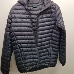 Peak Performance jacka  - Den har inga skador är ser knappt använd ut. Storlek 170 men passar som xs/s.