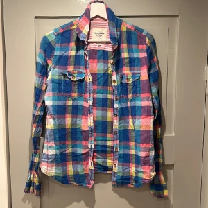 Rutig A&F skjorta  - Skjorta inhandlad på Abercrombie & Fitch New York. Parfymdoften har gått ur den men rutorna sitter kvar. Dock har inte matte använt på länge så vi blir glada om den får en ny ägare. 😻