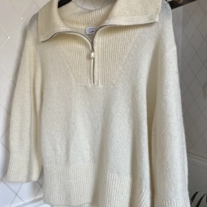 Stickad tröja - Säljer denna fina stickade tröja från other stories i fint skick💕