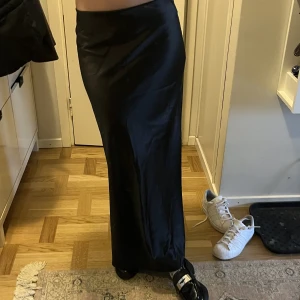Svart långkjol  - Svart långkjol, sparsamt använd. Köparen står för eventuell frakt.🌸