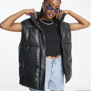 Pull&Bear Skinnväst - Helt ny väst från Pullk&Bear. Oversized stil och sitter som den första bilden. Inga defekter. 