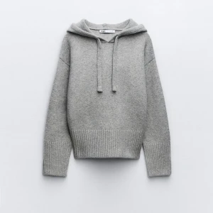 Populär Zara Stickad Hoodie - Säljer denna slutsålda ich populära tröjan💗Oansvönd med lapp kvar. Säljer endast denna om den blir såld idag 8/11 annars ger jag bort den till nån kompos🫶🏼