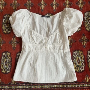 Topp  - En söt vit topp från Brandy Melville endast testad, så i nyskick Nypris: ca 280kr