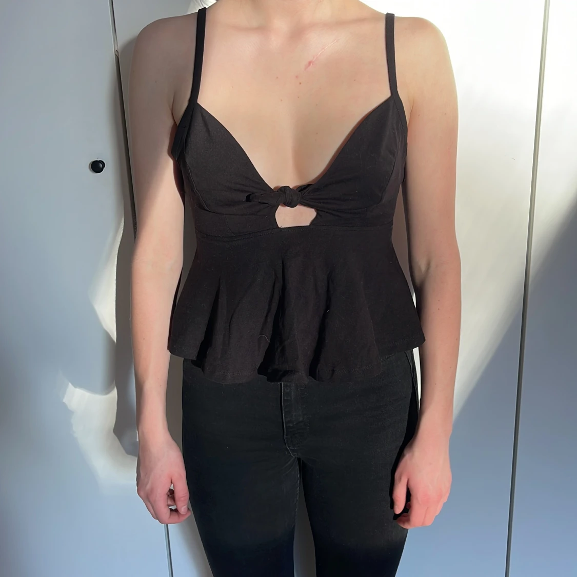 Svart linne med rosett 