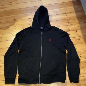 Polo Ralph Lauren zip hoodie - Väldigt bra skick. Storlek L men funkar till M. 