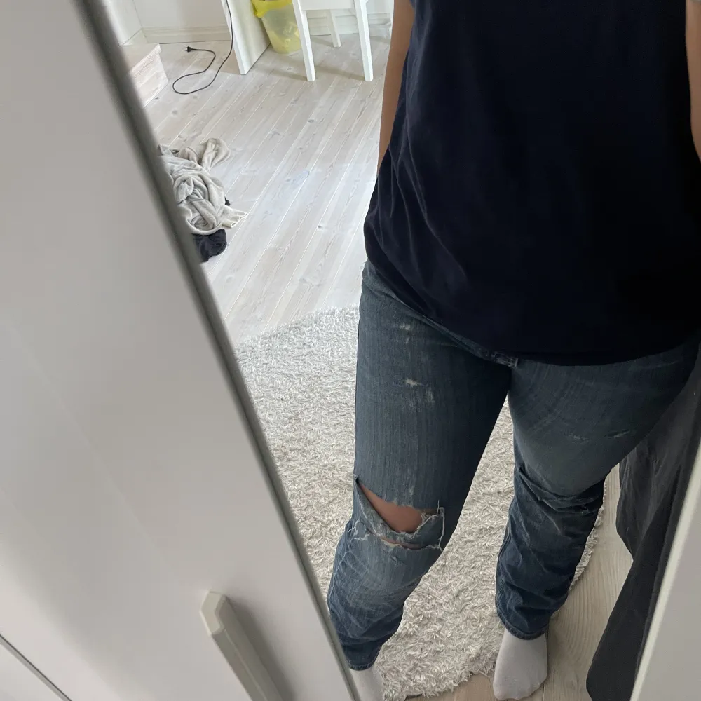Intressekoll på mina skit snygga Levis jeans som är köpta från plick, fick igentligen fel jeans av köparen men de var någon som jag märkte nyss. Storlek W32 L34 så dom är långa på mig som är 175, hör av er vid frågor🫶🏼. Jeans & Byxor.