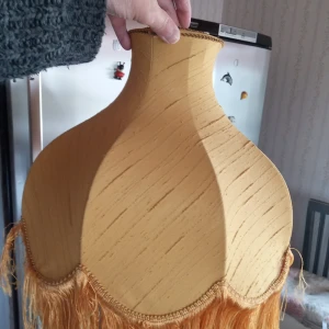 Retro lampskärm gul med fransar . - Fin gammal Retro lampskärm gul med fransar och viss slitage kan förekomma på fransarna .hämtas i Skene alt skickas .