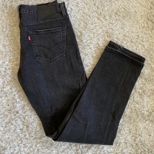 Levis 511 - 511™ är en jeansmodell i Slim Fit. Byxan har en mellanhög midja och är raka från höftkanten. Ganska smala, utan att sitta för tight om låren. Jeansen följer kroppens former men med raka underben. Bra stretch som gör att jeansen sitter mycket bekvämt. 
