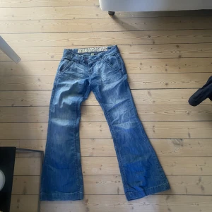 Lågmidjade jeans - Supersnygga lågmidjade bootcutjeans! Coola fickor och detaljer. Bra skick, dock saknas en liten knapp på insidan men byxorna går att knäppa normalt ändå. De är lite små för mig, skulle säga att de passar en S eller en liten M! Bra längd på mig som är 170❤️