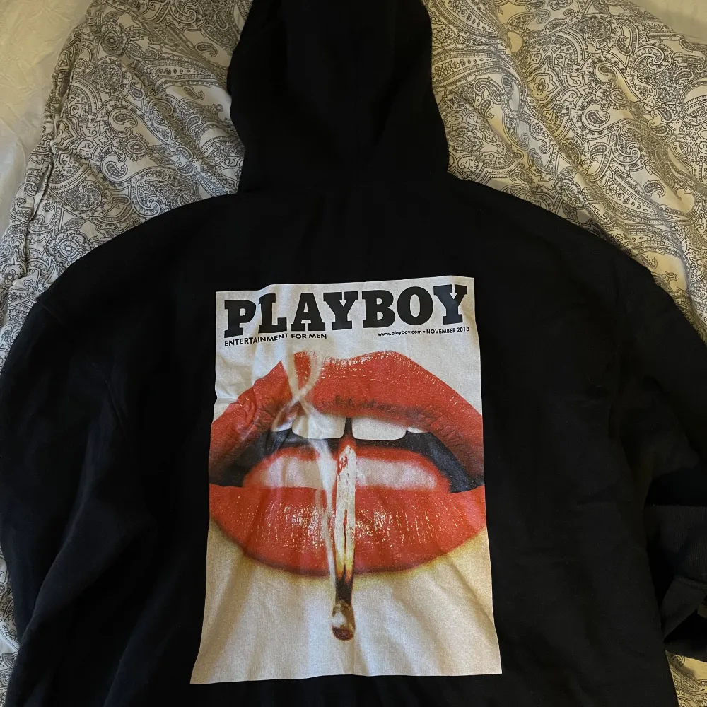 Svart oversized Playboy hoodie. Hoodies.