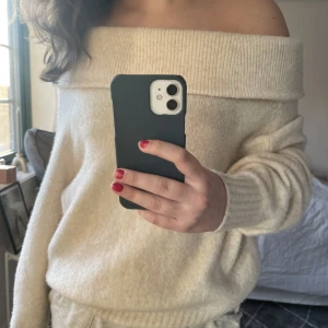 Off shoulder tröja - super fin stickad off shoulder tröja från hm, köpt secondhand men aldirg användt så riktigt bra skick. priset går att diskutera😻